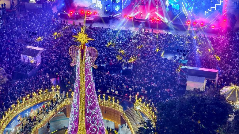 Star-Studded Christmas Music Gala Lights Up the Stage