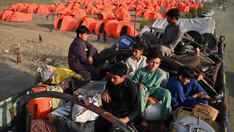 More than 100,000 Afghans left Pakistan in April, amid eviction campaign
