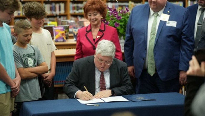 Morrisey Visits Lincoln Middle School, Signs Bills to Ban Cell Phones in Classrooms, Display U.S. Motto in Schools