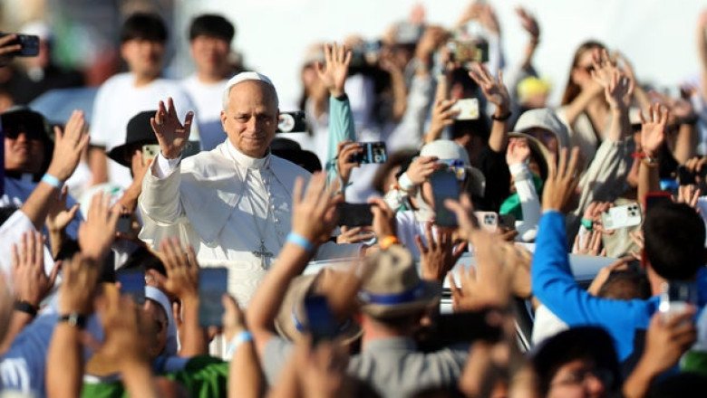 Pope Leo gets rock star welcome at youth festival in Rome