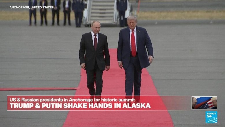 REPLAY. The warm handshake between Donald Trump and Vladimir Putin