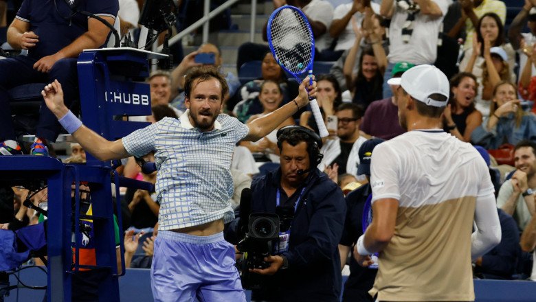 US Open: Daniil Medvedev-Benjamin Bonzi match interrupted by photographer, leading to chaotic 5-set thriller