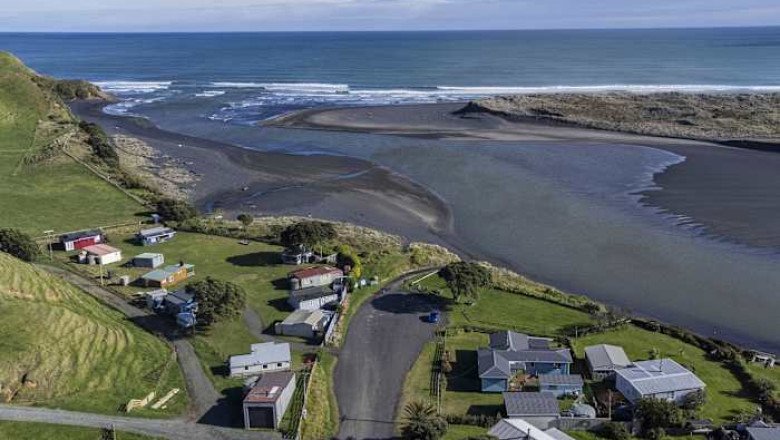 A New Zealand father who evaded authorities with his 3 children for years is shot dead by the police