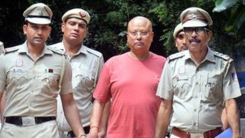 Chaitanyananda Saraswati confronted with female aides; pictures, messages with women found on his phone