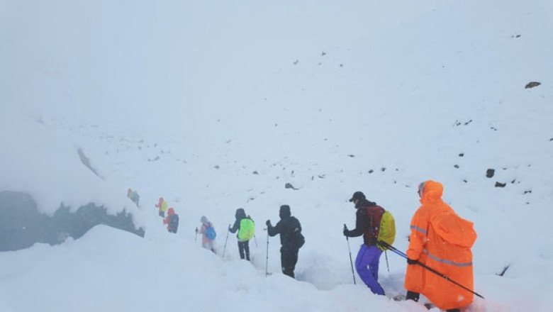 Rescuers helping hundreds of Mount Everest hikers trapped by heavy snow